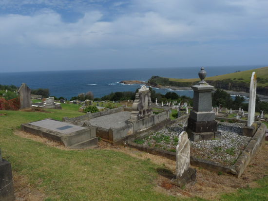 Friedhof mit Aussicht am Grand Pacific Highway