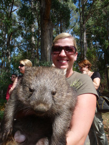 Claudia mit ihrem neuen Lieblingskuscheltier. 15 kg schwerer Wombat!