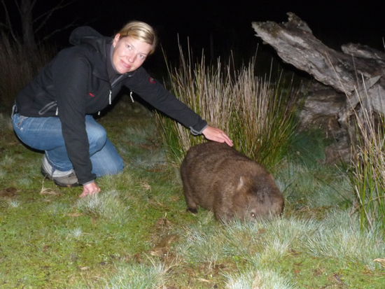 Claudia mit wildem Wombat
