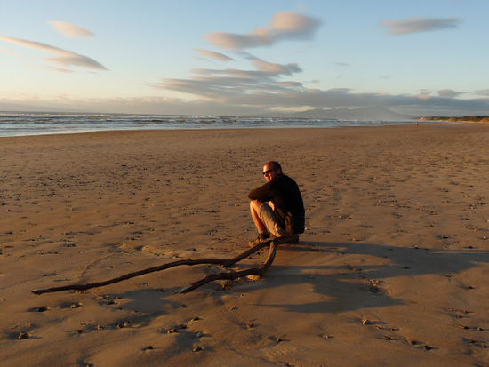 Sonnenuntergang am 35 km langen Ocean Beach in Strahan