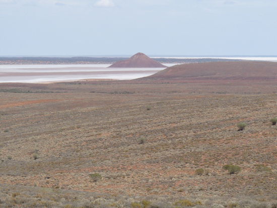Auf dem Weg nach Coober Pedy. Das weisse ist ein riesiger Salzsee