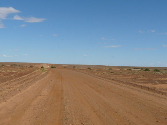 Schotterpiste im Outback. Hunderte Kilometer nichts. Absolut gar nichts!!!