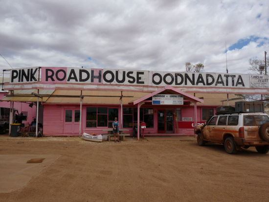 Das Pink Roadhouse in Oodnadatta, in the middle of no- where