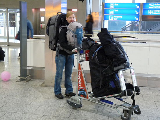 Claudia kurz vor dem Check- In, mit allem Gepaeck (43 kg plus Handgepaeck!!!!)