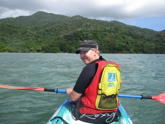 Claudia vor dem tollen Regenwald
