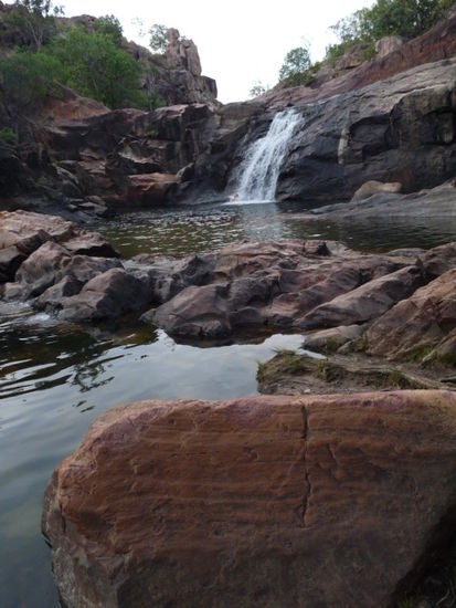 Kleiner Wasserfall bei den oberen Pools. Wer gute Augen hat kann Matze unterm Wasserfall erkennen!