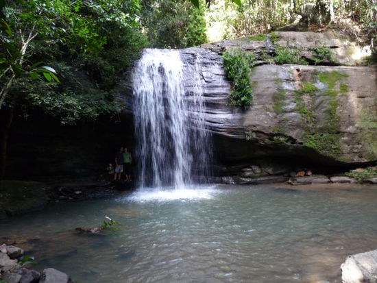 Schoener Wasserfall bei Buderim. Wir verstecken uns hinterm Wasser.