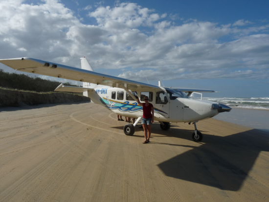 Kleiner Flieger mit Start- und Landebahn direkt am Strand