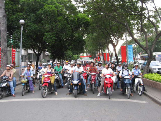Hier stehn die Mopeds ausnahmsweise mal an ner Ampel
