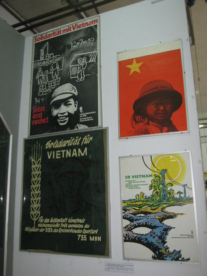 Plakate im "War Museum" aus der DDR gegen den Vietnamkrieg