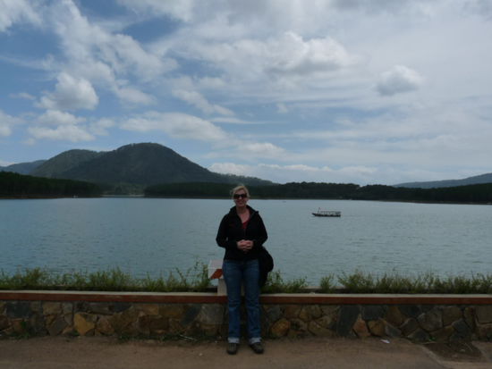Schoener Stausee im Hochland. Das Klima hier ist uebrigens klasse, ausserdem hats viele Blumen und Gemuese, die auch im Mohlschen Garten wachsen