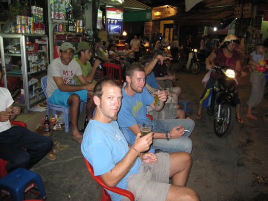 Frisch gezapftes Bier an der Strasse. 0.13 Euro pro Glas!