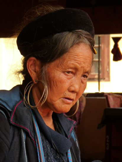 Eine alte Frau der Black H'Mong