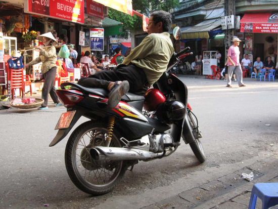 Das Moped wird uebrigens auch zum schlafen benuetzt...