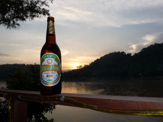 Beer Lao mit Sonnenuntergang am Mekong. Das einzig erfolgreiche Produkt in Laos!