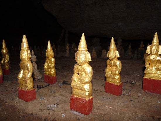 Buddhas in der Pak Ou Cave