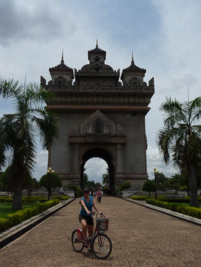 Claudia vor dem Patuxai