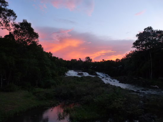 Wasserfall und Sonnenuntergang von unserem Zimmer aus