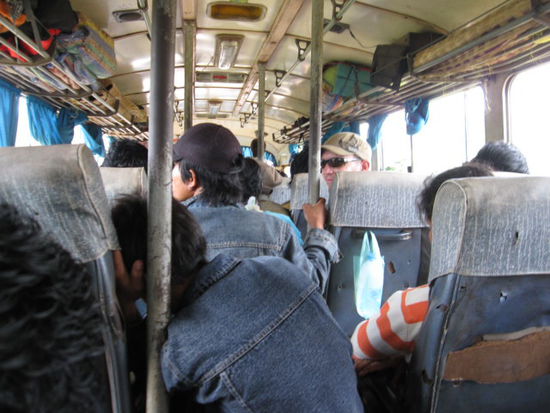 Local Bus nach Pakse. Fuer die in der Mitte gabs extra kleine Plasik- Hocker