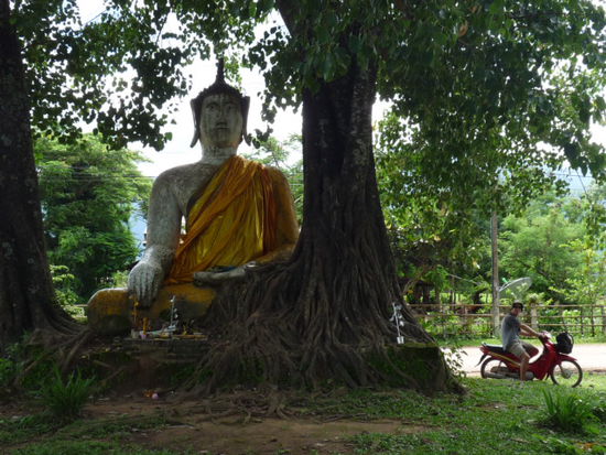 Buddha am Strassenrand