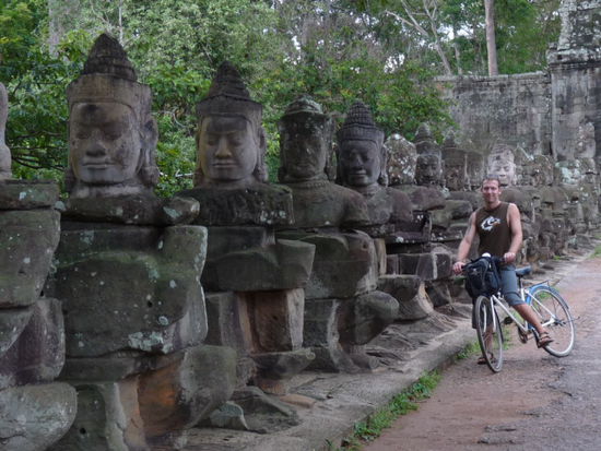 ...und am South Gate von Angkor Thom. Die Statuen sehen aus, als ob sie am Tauziehen waeren!