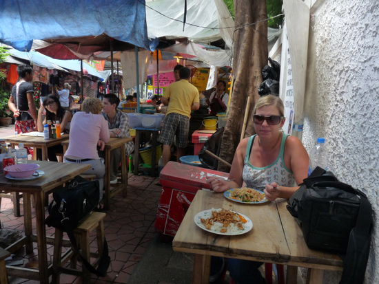 Pad Thai am Strassenrand. Hier waren wir Stammgast, nicht im MC