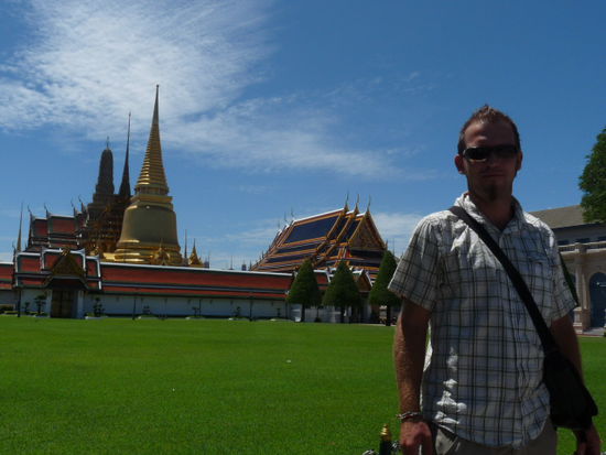 Matze vor dem Grand Palace