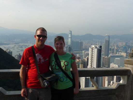 Aussicht vom Victoria Peak auf 396m Höhe. Einige Wolkenkratzer sind auf gleicher Höhe!!!