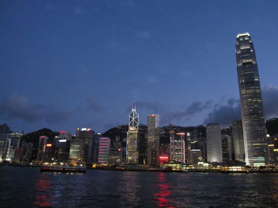 Das hohe Gebäude ist der IFC2 Tower, mit 416m das bisher höchste Gebäude in HK