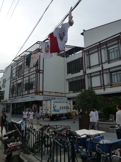 Interessante Wäscheleine im alten Shanghai