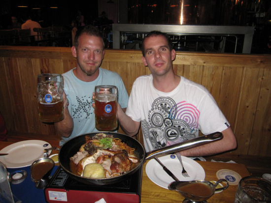 Zünftig! Mass Bier und Schmanckerlplatte für zwei im Shanghai Hofbräuhaus