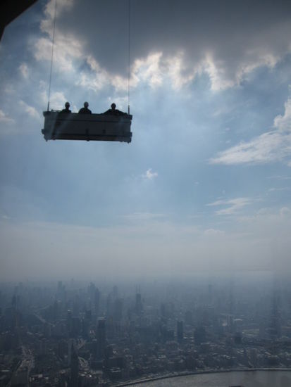 Aussicht auf Shanghai und Fensterputzer