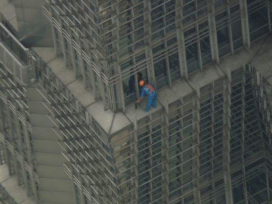 Fensterputzer auf ca. 350m Höhe OHNE Sicherungsseil!!!!