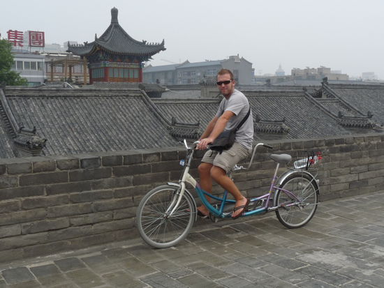 Mit unserem Tandem auf der Stadtmauer