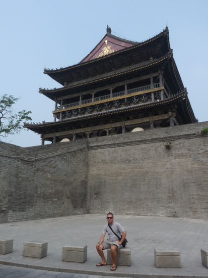 Matze vor dem Drum Tower