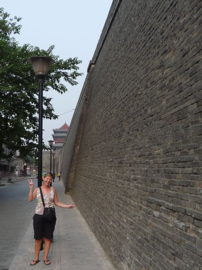Claudia vor der Stadtmauer