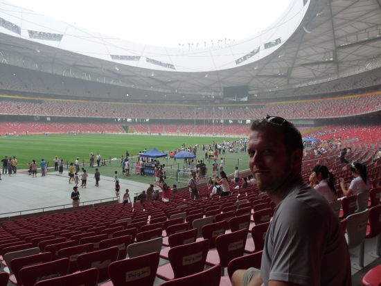 Im Stadion. Riesig und obwohl Wochentag war, waren tausende Chinesen hier