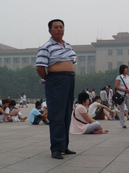 Schade, dass er seinen Bauch grad nicht streichelt. Ansonsten ist das der typische Chinese. Hose am Anschlag und T- Shirt hochgekrempelt!