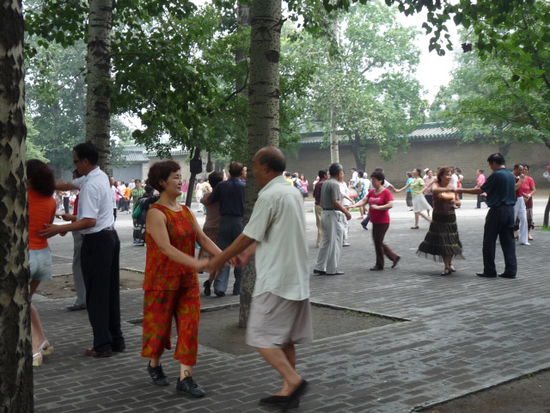 Tanzkraenzchen im Park
