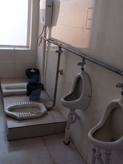 Oeffentliche Toilette. In China gibts keine Waende oder Tueren. Hier koennen gleichzeitig 2 Personen AA und 2 PiPi!!