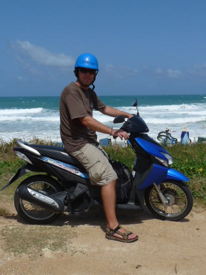 Matze mit unsrem Moped (mal wieder ein richtig schicker Helm)