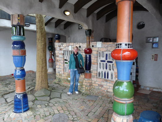 Pipipause am Hundertwasserklo, dem wahrscheinlich meistfotografierten oeffentlichen Klo.