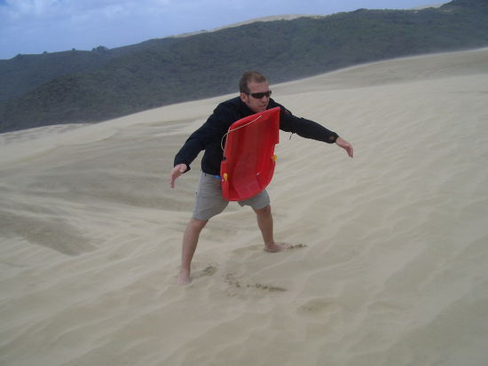 Bob als Schutzschild, gegen den aus allen Richtungen kommenden Sand!