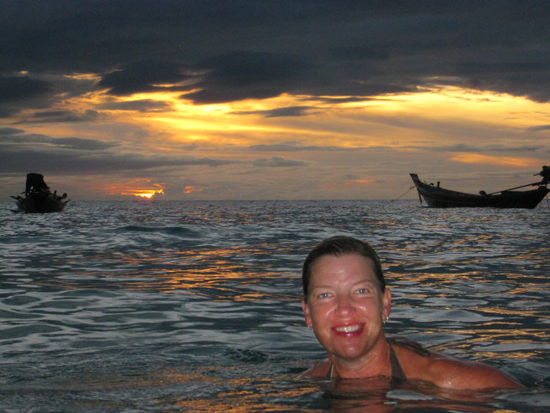 Schwimmen bei Sonnenuntergang, wenn das nicht toll ist.