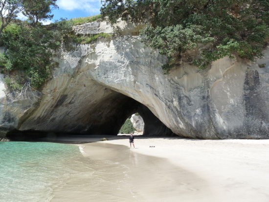 Claudia vor der Cathedral Cove, ganz alleine!!!!