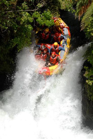 7m Wasserfall!! Da sind noch alle im Boot. Matze erster von links und Claudia dahinter.