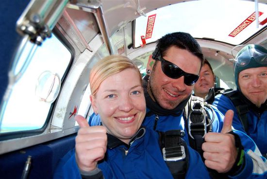 Claudia mit ihrem "Flugbegleiter"