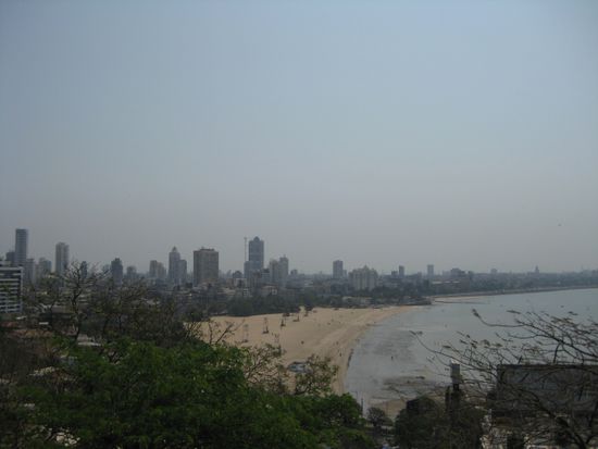 Blick auf Mumbai´s Skyline und den Chowpatty Beach