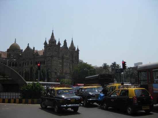 Ein Teil des Hauptbahnhofes und Traffic in Mumbai