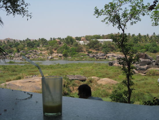 Der Mango-Lassi mit der besten Aussicht in Hampi